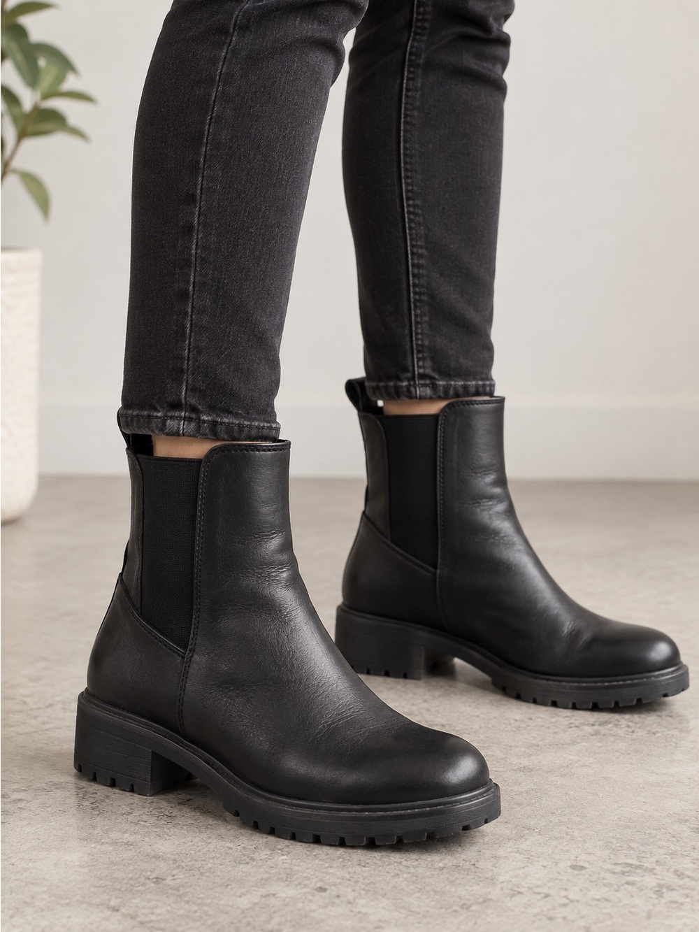 Steve Madden Black Leather Chelsea Ankle Boots Lug Sole Women’s Size 10